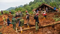 Hingga Sabtu pagi, tiga warga masih dinyatakan hilang dan diduga tertimbun material longsor. ANTARA FOTO/Raisan Al Farisi