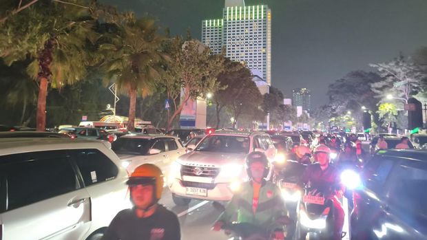 Arus lalu lintas di sekitar Senayan mengalami kemacetan usai acara Natal Tiberias 2025 di SUGBK, Jakarta, malam ini.
