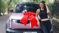 Baby Kristami membeli mobil baru bermerek Chery iCar 03 dengan warna pink. Akhirnya saya mendapatkan mobil baru saya dengan warna yang selalu saya inginkan (mobil impian saya untuk saat ini!), tulisnya dilihat di Instagram, Sabtu (6/12/2025). (Foto: dok Instagram babykristami)