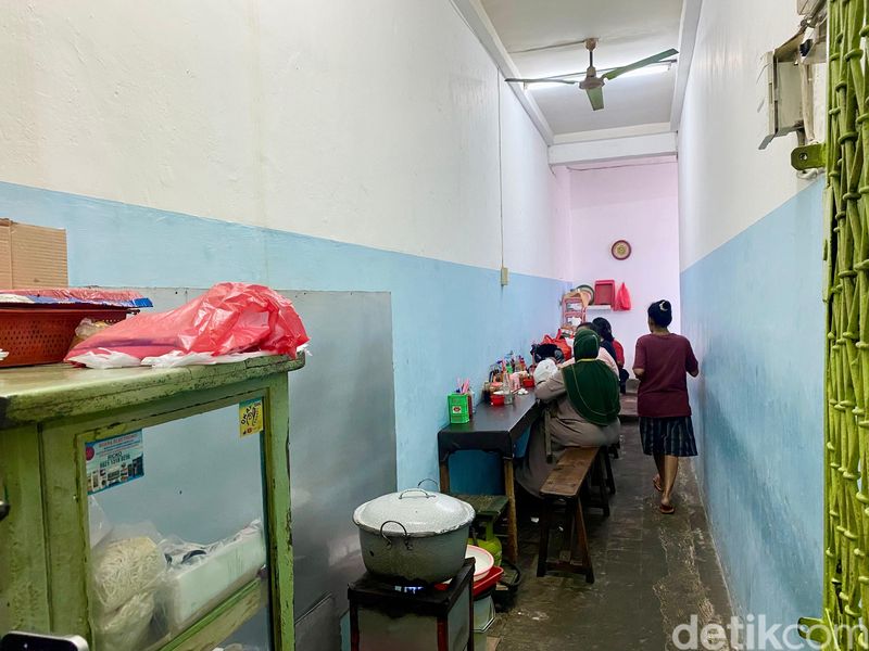 Bakmi Lorong Jatinegara Bakmi Lorong, kedai bakmi kecil di dalam Pasar Jatinegara yang sudah berjualan sejak 1970.