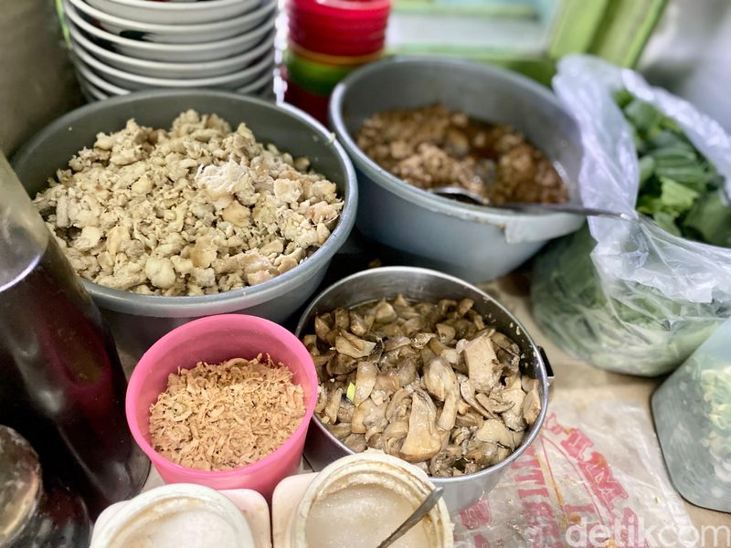 Bakmi Lorong Jatinegara Bakmi Lorong, kedai bakmi kecil di dalam Pasar Jatinegara yang sudah berjualan sejak 1970.