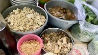Racikan bakmi di sini memakai mie kecil halus dengan topping ayam asin, ayam kecap, jamur, dan pangsit. Cita rasanya konsisten sejak ditawarkan oleh generasi pertama hingga sekarang. Foto: detikFood