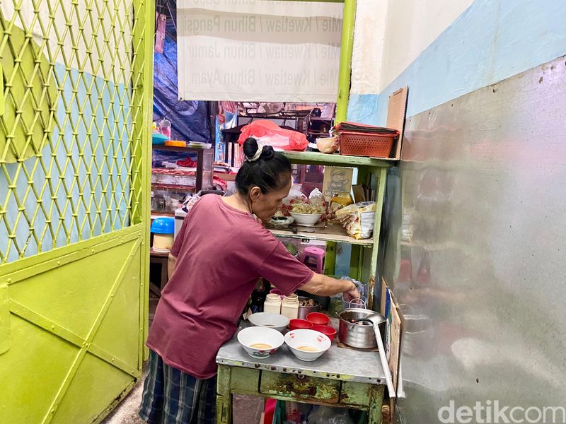 Bakmi Lorong Jatinegara Bakmi Lorong, kedai bakmi kecil di dalam Pasar Jatinegara yang sudah berjualan sejak 1970.