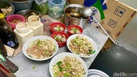 Menu di sini halal, hanya memakai ayam dan minyak ayam. Pilihannya sederhana yaitu bakmi, bihun, atau kwetiau ayam dengan tambahan bakso dan pangsit rebus. Foto: detikFood
