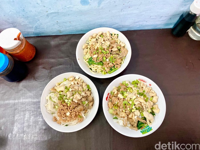 Bakmi Lorong, kedai bakmi kecil di dalam Pasar Jatinegara yang sudah berjualan sejak 1970.