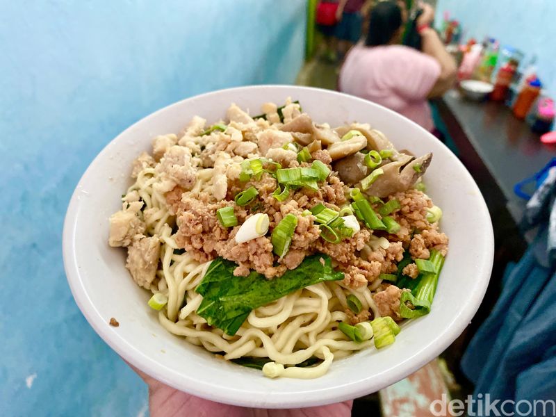 Bakmi Lorong Jatinegara Bakmi Lorong, kedai bakmi kecil di dalam Pasar Jatinegara yang sudah berjualan sejak 1970.