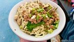 Sensasi Makan Bakmi Legendaris di Lorong Sempit Jatinegara