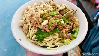 55 Tahun di Lorong Sempit, Bakmi Ini Jadi Incaran di Pasar Jatinegara