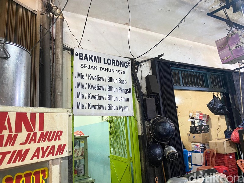 Bakmi Lorong, kedai bakmi kecil di dalam Pasar Jatinegara yang sudah berjualan sejak 1970.