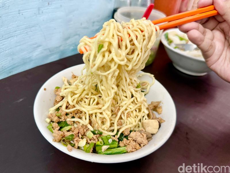 Bakmi Lorong Jatinegara Bakmi Lorong, kedai bakmi kecil di dalam Pasar Jatinegara yang sudah berjualan sejak 1970.
