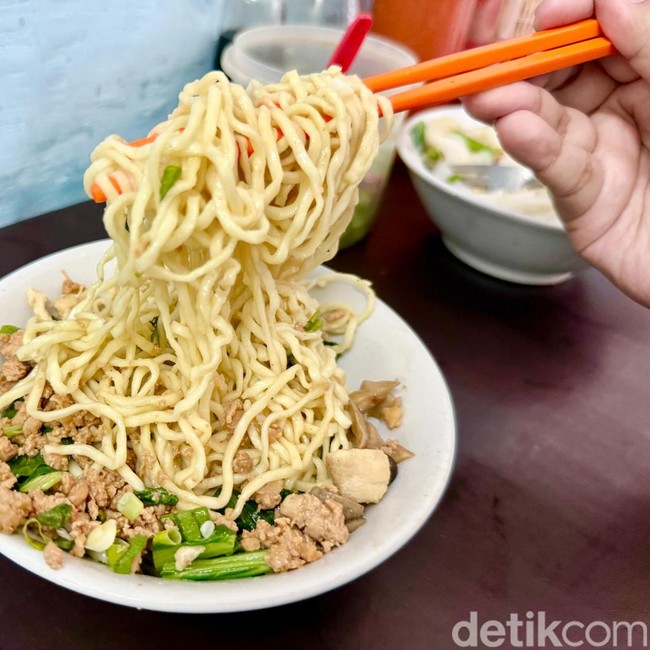 Sensasi Makan Bakmi Legendaris di Lorong Sempit Jatinegara