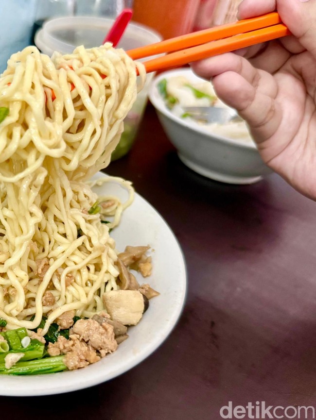 Sensasi Makan Bakmi Legendaris di Lorong Sempit Jatinegara