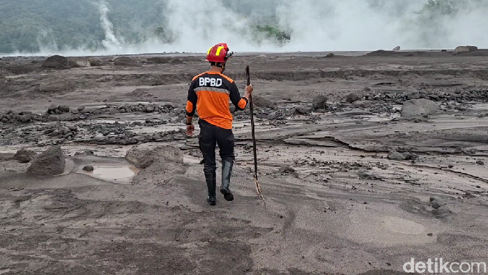 Banjir Lahar Gunung Semeru Kembali Terjang Permukiman Warga dan Masjid