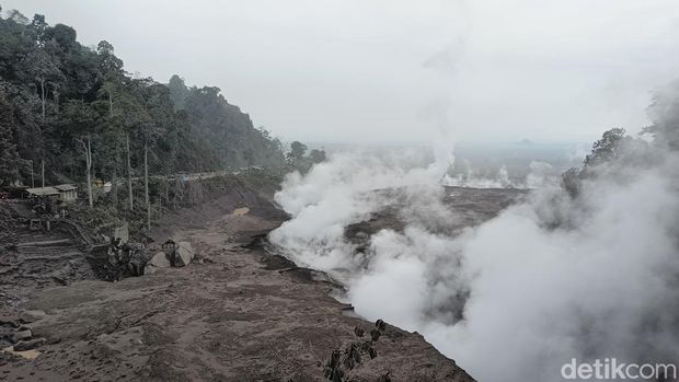 Banjir lahar gunung Semeru menyerbu pemukiman warga di Lumajang.