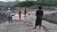 Kondisi material vulkanik yang masih panas membuat warga tak bisa melintasi area jembatan yang tertimbun. (Foto: Nur Hadi Wicaksono/detikjatim)