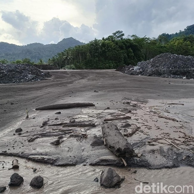 Potret Jembatan Limpas Lumajang yang Lumpuh Imbas Banjir Lahar Semeru