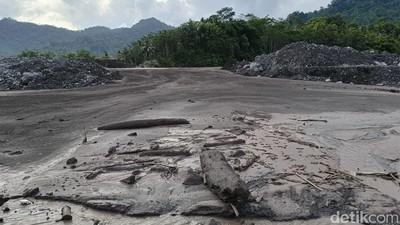 Potret Jembatan Limpas Lumajang yang Lumpuh Imbas Banjir Lahar Semeru