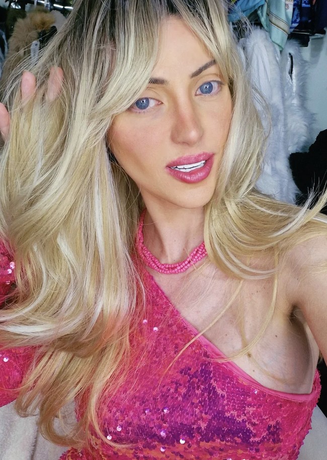 Barbara Jankavski dikenal sebagai influencer yang disebut mirip Barbie setelah menjalani 23 kali operasi plastik. Wanita 31 tahun itu tewas pada 2 November. Menurut laporan polisi yang diperoleh CNN Brasil, seorang pria bernama Renato Campos Pinto de Vitto menyewa layanan seksual ke Barbara pada malam kejadian.  Foto: dok. Instagram @bonecadesumana