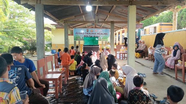 Bioskop dadakan dari Polda Riau mengembalikan tawa anak-anak korban bencana di Palembayan, Agam Bioskop dadakan dari Polda Riau mengembalikan tawa anak-anak korban bencana di Palembayan, Agam, Sabtu (6/12/2025).