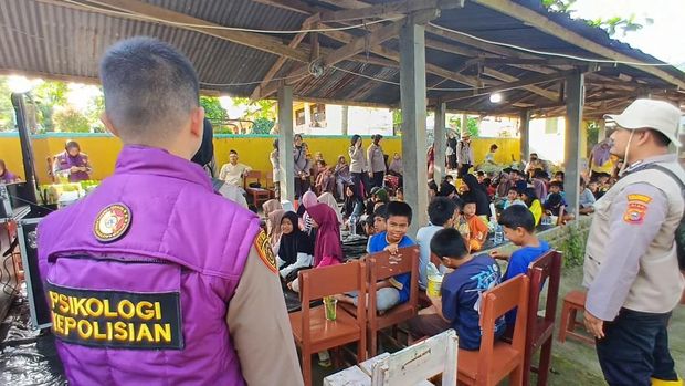 Bioskop dadakan dari Polda Riau mengembalikan tawa anak-anak korban bencana di Palembayan, Agam Bioskop dadakan dari Polda Riau mengembalikan tawa anak-anak korban bencana di Palembayan, Agam, Sabtu (6/12/2025).