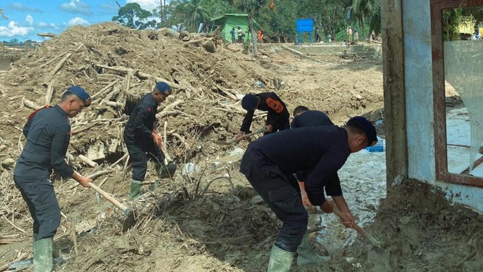 Brimob Polda Sumut Bersihkan Rumah, Masjid dan Gereja di Garoga Usai Bencana