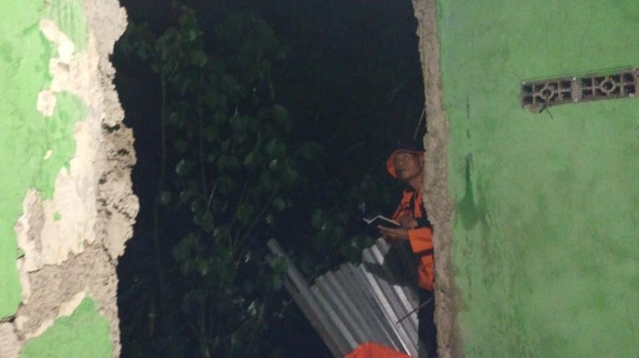 Dapur Rumah Warga di Citeureup Bogor Roboh Diterjang Hujan-Angin Kencang