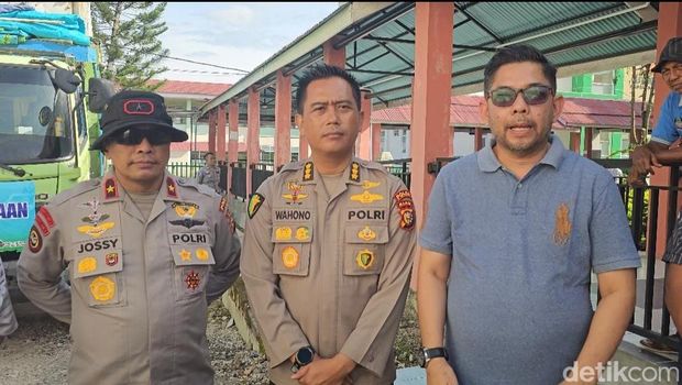 Direktur RSUD Lubuk Basung, dr M Riko Krisman Sp.An, menyampaikan terima kasih atas bantuan cold storage dari Polda Riau. (Mei Amelia/detikcom) Direktur RSUD Lubuk Basung, dr M Riko Krisman Sp.An, menyampaikan terima kasih atas bantuan cold storage dari Polda Riau. (Mei Amelia/detikcom)