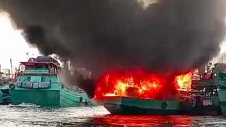 2 Kapal Terbakar di Pelabuhan Muara Baru, Api Berkobar