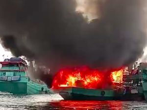 2 Kapal Terbakar di Pelabuhan Muara Baru, Api Berkobar