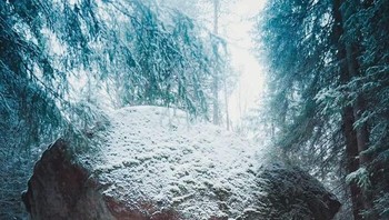Batu ini dikenal sebagai Kummakivi Balancing Rock di Finlandia, batu raksasa yang berdiri stabil di atas batu lain selama ribuan tahun tanpa jatuh. Foto: Boredpanda