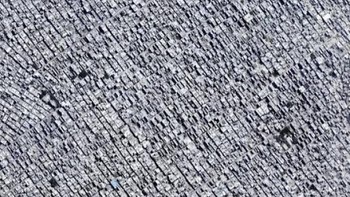 Foto ini memperlihatkan permukiman padat yang terlihat seperti tekstur abstrak dari atas. Diduga kota besar di Asia atau Timur Tengah dengan pola rumah sangat rapat. Foto: Boredpanda