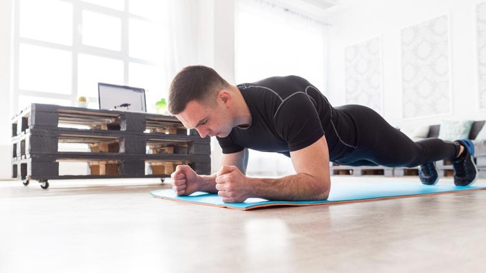11 Tips Mengecilkan Perut Buncit Secara Alami, Lakukan Plank Termasuk?