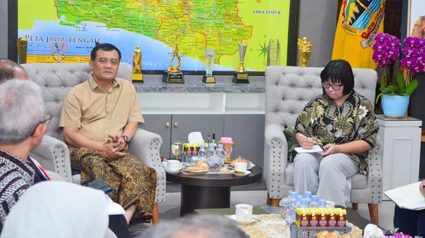 Gubernur Jateng, Ahmad Luthfi, saat bertemu dengan Kedutaan Besar Inggris dan tim Techne Praxis International di Kota Semarang, jUMAT (5/12/2025). Gubernur Jateng, Ahmad Luthfi, saat bertemu dengan Kedutaan Besar Inggris dan tim Techne Praxis International di Kota Semarang, jUMAT (5/12/2025).