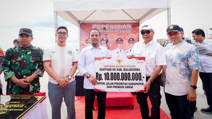 Gubernur Sulsel Serahkan Bantuan Rp 10 M Usai Resmikan Kolam Labuh Bentenge