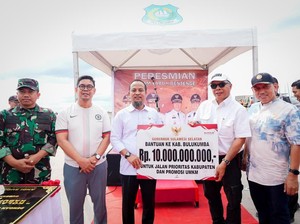 Gubernur Sulsel Serahkan Bantuan Rp 10 M Usai Resmikan Kolam Labuh Bentenge
