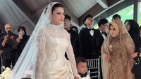 Hanum dan dua anaknya, Hakim dan Harumi, sama-sama memakai busana serba putih. Hanum tersenyum ke arah Rafly yang sudah berdiri menyambutnya. Foto: Instagram @real.hanummegaa