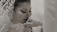 Hanum Mega mencium tangan Rafly Febian. Ini cium tangan pertama setelah mereka sah menjadi suami-istri. Foto: Instagram @real.hanummegaa