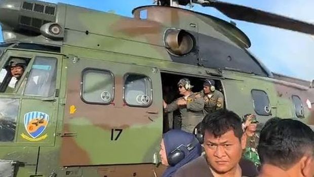 Helikopter bantuan menuju desa terisolasi akibat bencana di Tapanuli Tengah