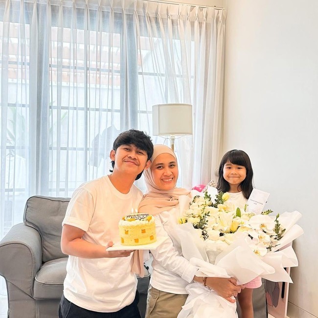 Keseruan Indra Jegel Makan Bareng Keluarga dan Pemeran Agak Laen