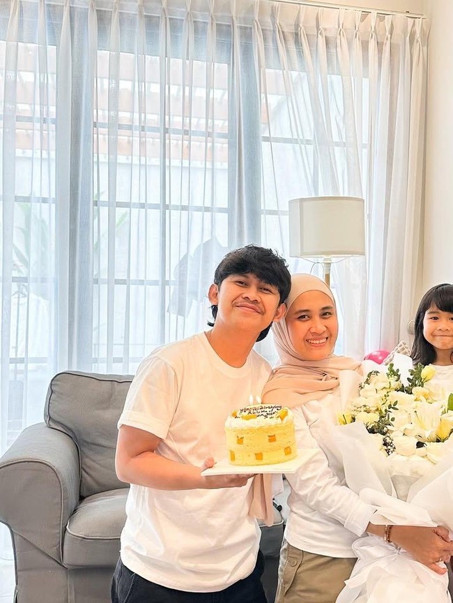 Keseruan Indra Jegel Makan Bareng Keluarga dan Pemeran Agak Laen