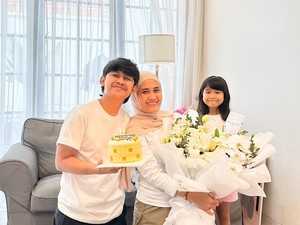 Keseruan Indra Jegel Makan Bareng Keluarga dan Pemeran Agak Laen