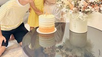 6. Momen lain dari keluarga kecil ini merayakan ulang tahun. Hadir kue dan bunga yang cantik dengan warna senada.7. Ini momen Indra Jegel bersama Boris Bokir, Oki Rengga, Bene, dan tim Agak Laen lainnya. Mereka foto bersama dengan nasi tumpeng di tangan.8. Satu lagi momen Jegel yang tampak lucu. Ia berpose dengan sepiring klepon yang kenyal legit. Foto: Instagram/@indrajegel