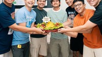 Ini momen Indra Jegel bersama Boris Bokir, Oki Rengga, Bene, dan tim Agak Laen lainnya. Mereka foto bersama dengan nasi tumpeng di tangan. Foto: Instagram/@indrajegel