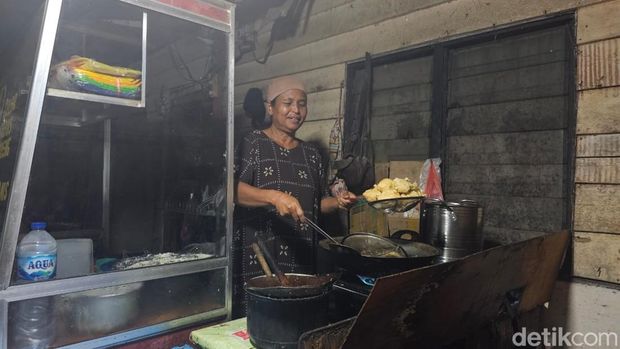 Instalasi listrik di Kecamatan Palembayan, Kabupaten Agam, Sumatera Barat (Sumbar) sudah terpasang per dini hari tadi. Sebagian desa sudah dialiri listrik. (Mei Amelia/detikcom) Instalasi listrik di Kecamatan Palembayan, Kabupaten Agam, Sumatera Barat (Sumbar) sudah terpasang per dini hari tadi. Sebagian desa sudah dialiri listrik. (Mei Amelia/detikcom)