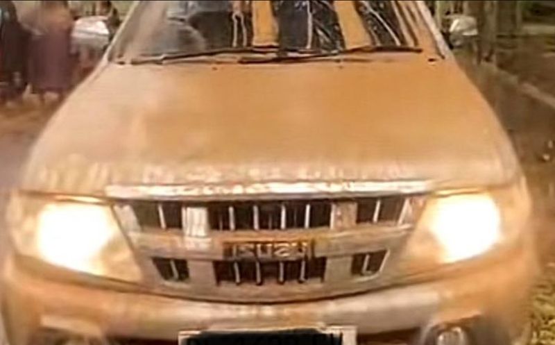 Isuzu Panther terendam banjir. Isuzu Panther terendam banjir.