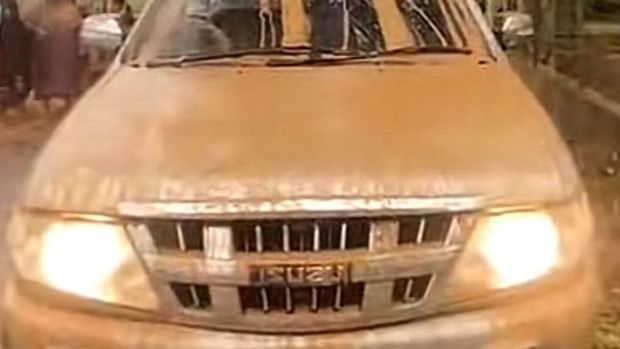 Isuzu Panther terendam banjir. Isuzu Panther terendam banjir.