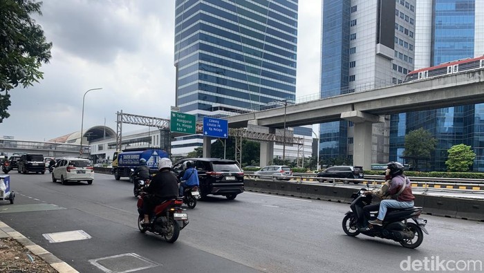 Jalan Rusak di Gatsu Pancoran Bikin Kecelakaan hingga Barang Pemotor Jatuh