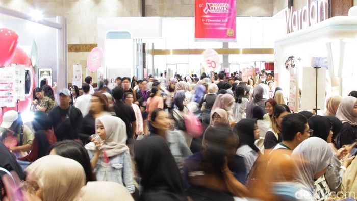 Suasana pameran Jakarta X Beauty 2025 di Jakarta Convention Center, Jakarta, Sabtu (6/12/2025). Acara yang rutin diselenggarakan ini bukan hanya menjadi event promosi brand kecantikan, tetapi bisa menjadi ladang berkah pelaku bisnis Jasa Titip (Jastip)