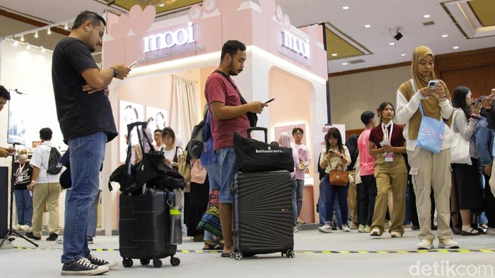 Suasana pameran Jakarta X Beauty 2025 di Jakarta Convention Center, Jakarta, Sabtu (6/12/2025). Acara yang rutin diselenggarakan ini bukan hanya menjadi event promosi brand kecantikan, tetapi bisa menjadi ladang berkah pelaku bisnis Jasa Titip (Jastip)