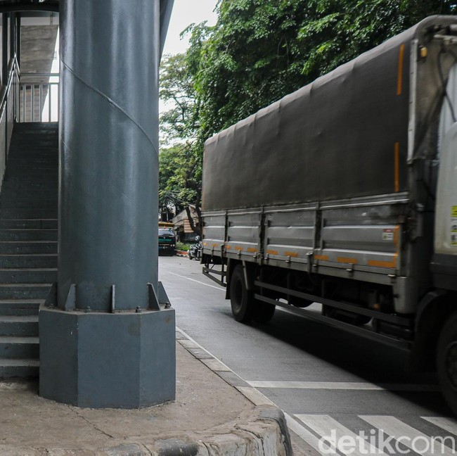 JPO Tipar Cakung Dinilai Rawan Bahaya bagi Penyeberang